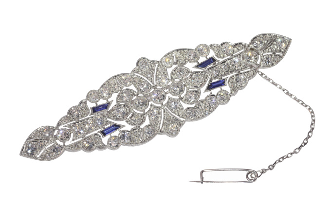 Vintage platinum Art Deco diamond brooch with sapphire accents by Onbekende Kunstenaar