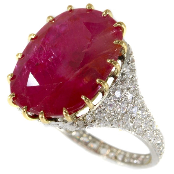 Magnificent platinum Art Deco diamond ring with huge untreated ruby of 13.5 crt by Artiste Inconnu