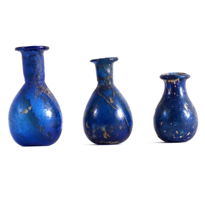  A group of 3 Roman blue glass unguentaria by Onbekende Kunstenaar