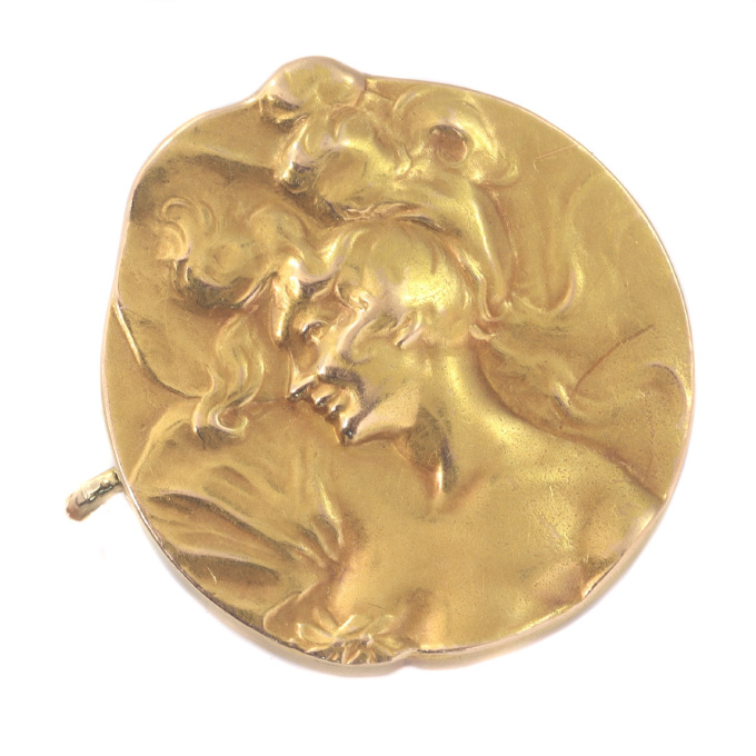 Strong stylistic Art Nouveau gold brooch by Onbekende Kunstenaar
