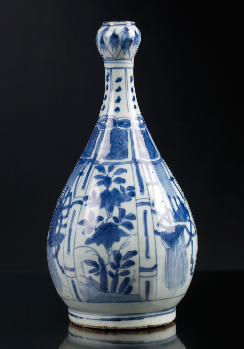 Chinese Blue and White Garlic Neck Bottle Vase, WanLi period by Artista Desconocido