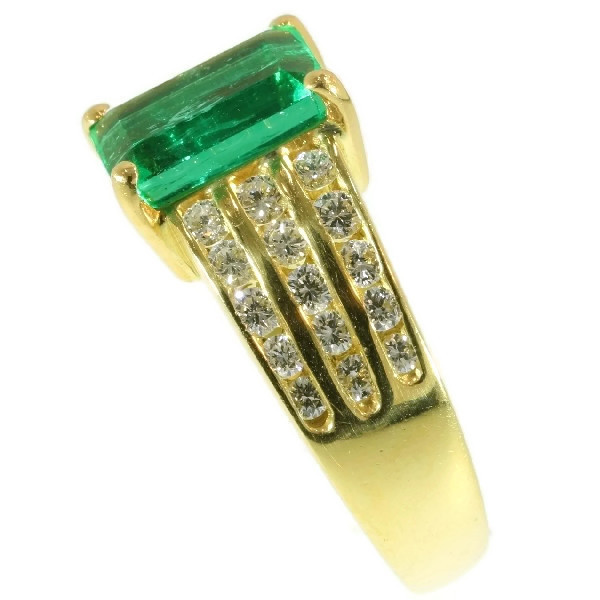 Vintage Kutchinsky 2.33 Carat Natural Emerald & Diamond 18 Karat Yellow Gold Ring by Artista Desconocido