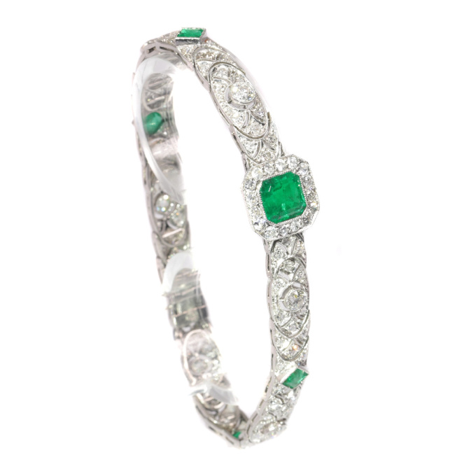 High quality platinum Art Deco bracelet with 140 diamonds and top emeralds by Onbekende Kunstenaar