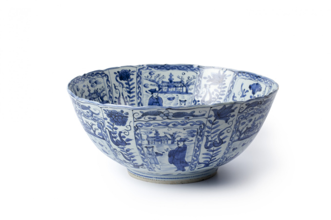 Three large Chinese blue and white ‘kraak porselein’ bowls by Artista Desconhecido