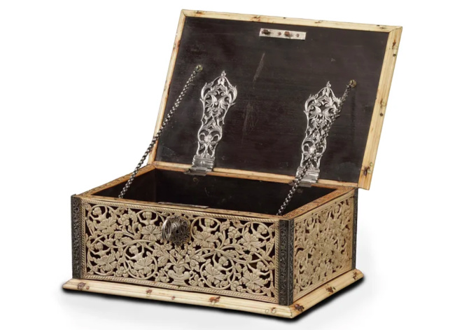 A rare Portuguese-Sinhalese openwork ivory and ebony casket with silver mounts by Artista Desconhecido