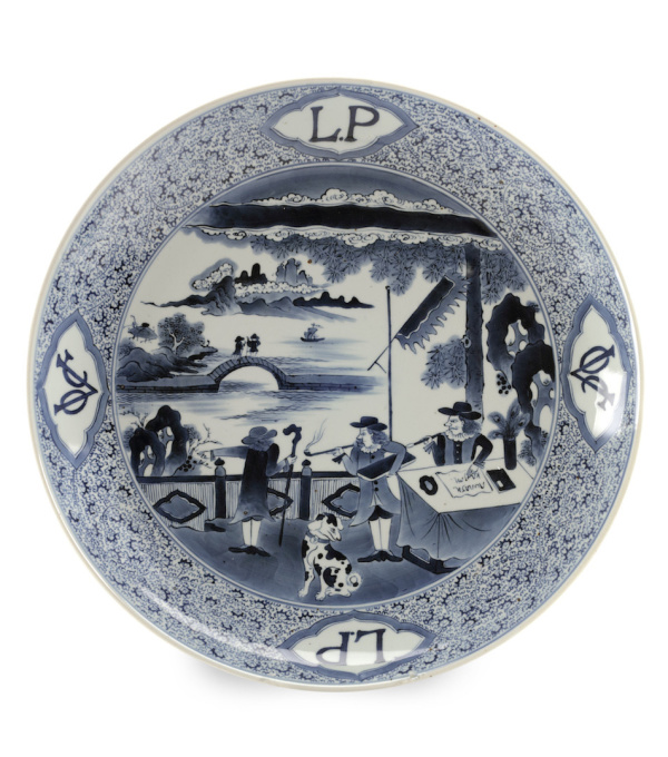 A RARE LARGE JAPANESE BLUE AND WHITE ARITA PORCELAIN 'VOC LEVE PATRIA' CHARGER by Artiste Inconnu