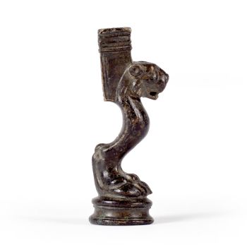 Roman bronze foot by Artista Desconocido