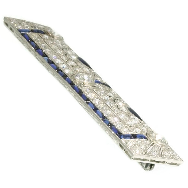 Must See! Strong design Art Deco platinum brooch diamonds and sapphires by Onbekende Kunstenaar