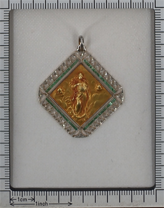 Vintage 1910's Edwardian - Art Deco diamond and emerald medal pendant Mother Mary Queen of Angels by Unbekannter Künstler