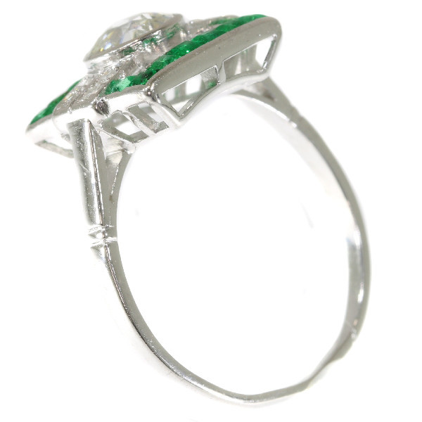 Strong yet sober design Art Deco ring with diamonds and emeralds by Artista Desconhecido