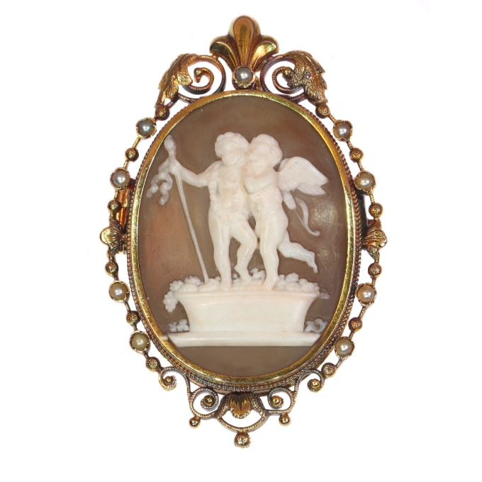 Victorian cameo brooch/pendant with locket depicting Cupid and Bacchus Stomp Grapes, Autumn after Thorvaldsen by Onbekende Kunstenaar