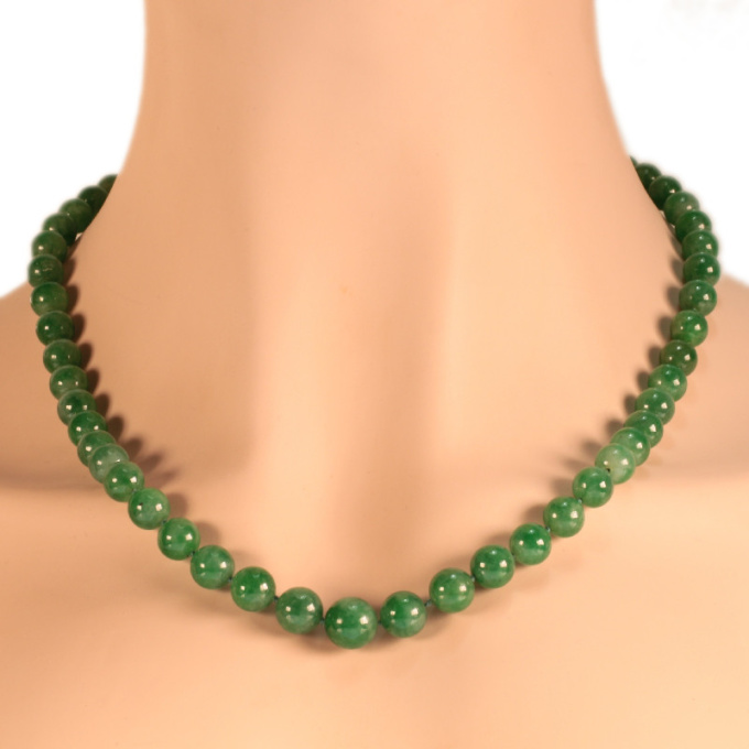 Certified top quality natural jadeite necklace of 53 beads (67,51 grams) - A-Jade, translucent, mottled light green and green by Unbekannter Künstler