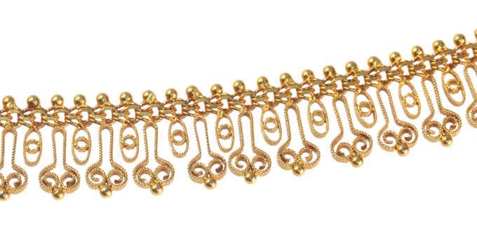 Antique Dutch Etruscan revival gold filigree bow necklace by Artista Desconhecido