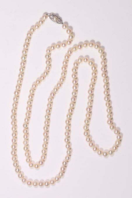 Vintage Art Deco Belle Epoque long pearl necklace (sautoir) with platinum large diamonds closure by Artista Sconosciuto