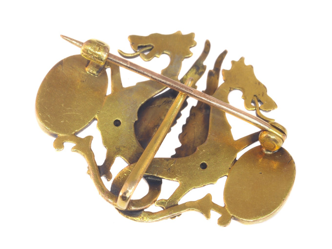 Charming Victorian brooch depicting two griffons protecting their eggs by Artista Sconosciuto