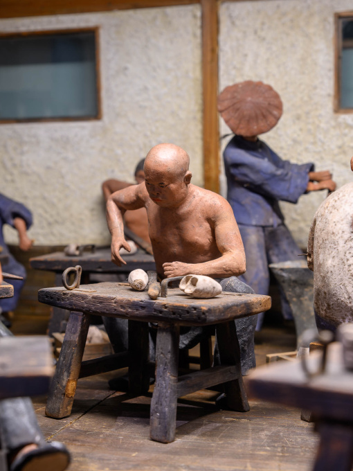 19th C SCALED MODEL OF A CHINESE WORKSHOP WITH 17 POLYCHROMES TERRACOTTA FIGURES by Onbekende Kunstenaar
